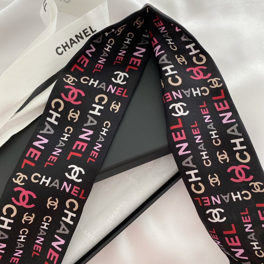 CHANEL Black and Pink Logo Scarf - Picture 11 of 16